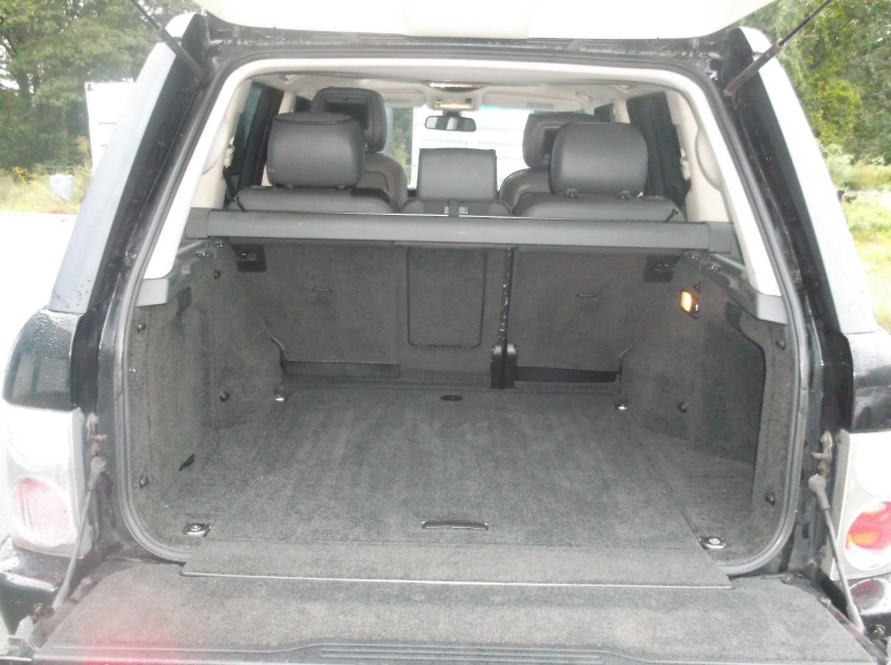 Illustration for article titled At $4,900, Might It Be Worth Lightening Your Wallet For This Mileage Heavy 2006 Range Rover?